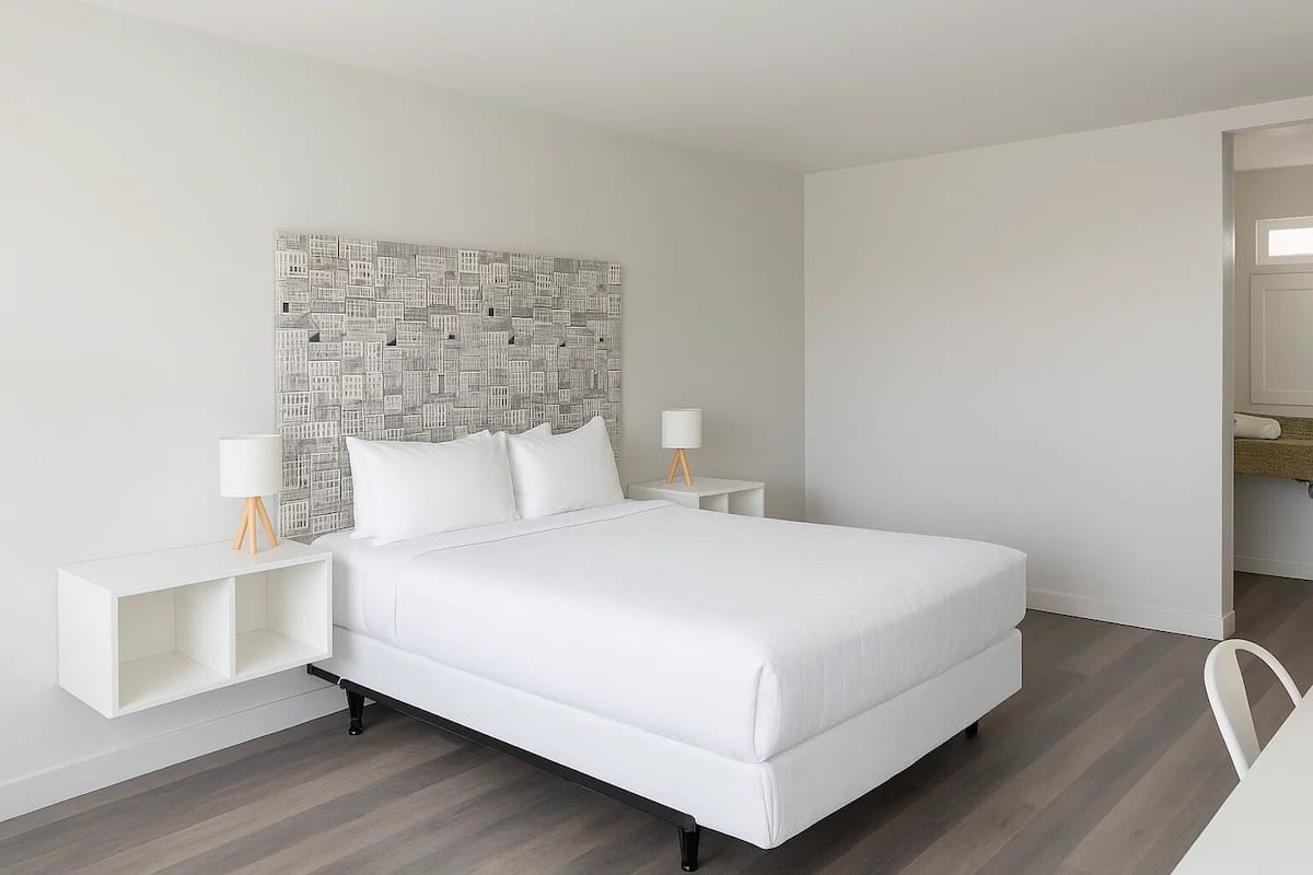 Standard Queen Room | 1 bedroom, desk, laptop workspace, iron/ironing board