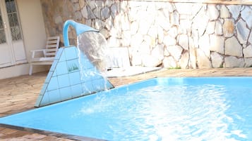 Piscine extérieure, parasols de plage, chaises longues