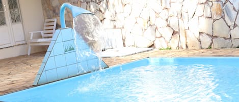 Piscine extérieure, parasols de plage, chaises longues