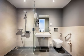 Doppelzimmer, barrierearm (Barrier Free Room) | Badezimmer | Kostenlose Toilettenartikel, Haartrockner, Handtücher, Seife