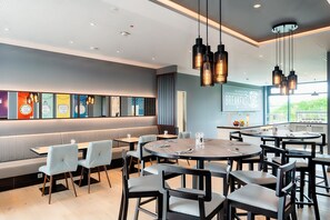 Breakfast served - Premier Inn Berlin Airport (Berlin)