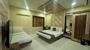 Kamar Triple Keluarga, Beberapa Tempat Tidur, area taman | Tempat tidur Select Comfort dan didekorasi berbeda-beda