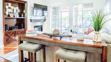 Televisión y chimenea