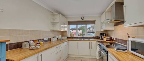 Refrigerador, microondas, lavavajillas y tetera eléctrica