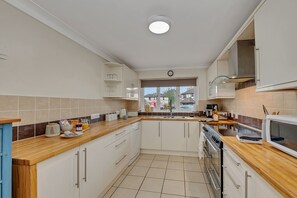 Fridge, microwave, dishwasher, electric kettle - Holiday Home in Newmarket, Suffolk (Newmarket)