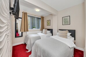 6 Schlafzimmer, Schreibtisch, Bügeleisen/Bügelbrett, kostenloses WLAN