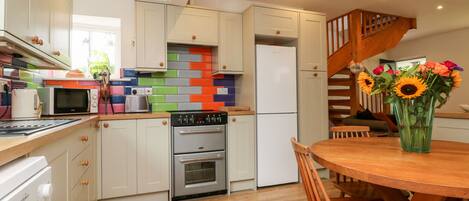 Tủ lạnh, máy rửa bát, ấm điện, lò nướng bánh mì