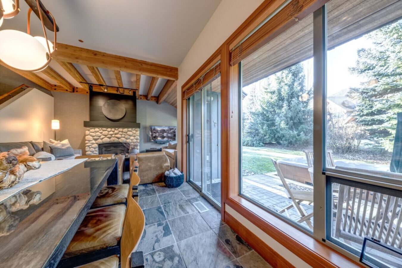 Télévision, cheminée