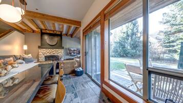 Télévision, cheminée