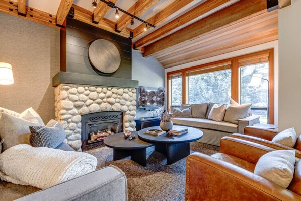 TV, fireplace - 4BD Village Townhome//Private Hot tub (Whistler)