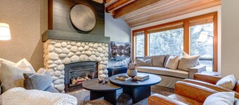 4BD Village Townhome//Private Hot tub