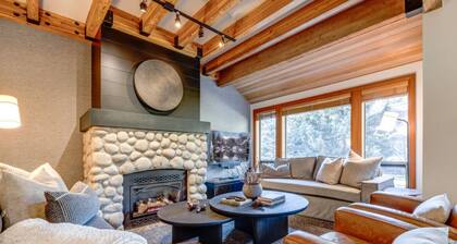 4BD Village Townhome//Private Hot tub
