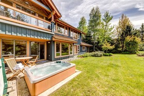 Terrace/patio - 4BD Village Townhome//Private Hot tub (Whistler)