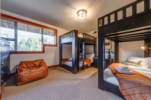 4 slaapkamers, een bureau, een strijkplank/strijkijzer, reisbedje