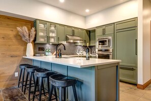 Fridge, microwave, oven, stovetop - 4BD Village Townhome//Private Hot tub (Whistler)