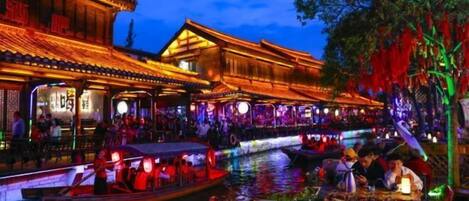 รับประทานอาหารกลางแจ้ง