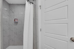 Shower, hair dryer, soap, shampoo - Friendly priced two-bedroom, two-bathroom apartment. Long-term stays accepted (Harlingen)