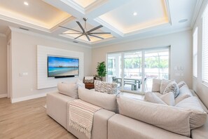 TV connectée, cheminée, livres