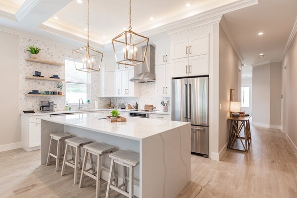 Jääkaappi, mikroaaltouuni, uuni, liesi