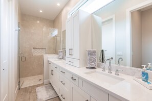 Badewanne, Haartrockner, Handtücher