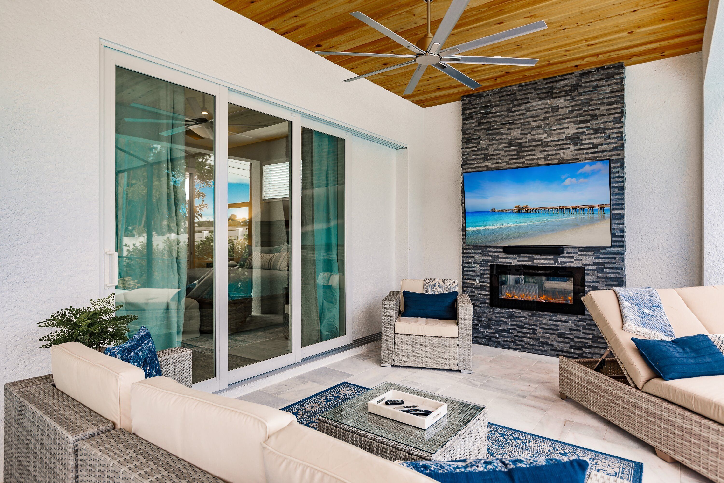 TV connectée, cheminée, livres