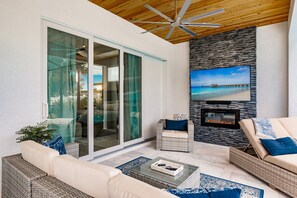 Smart TV, chimenea y libros 