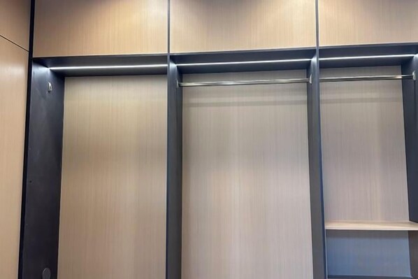 Un ascensor moderno con acabado metálico y un diseño sencillo y funcional.