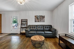 TV, fireplace, offices - The Little River Trails (South Lebanon)