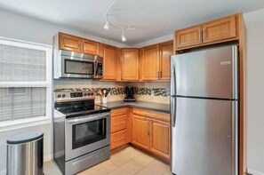 Fridge, microwave, oven, stovetop - The Little River Trails (South Lebanon)