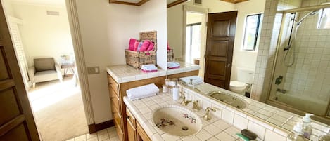 Ensemble douche/baignoire, sèche-cheveux, serviettes fournies, savon