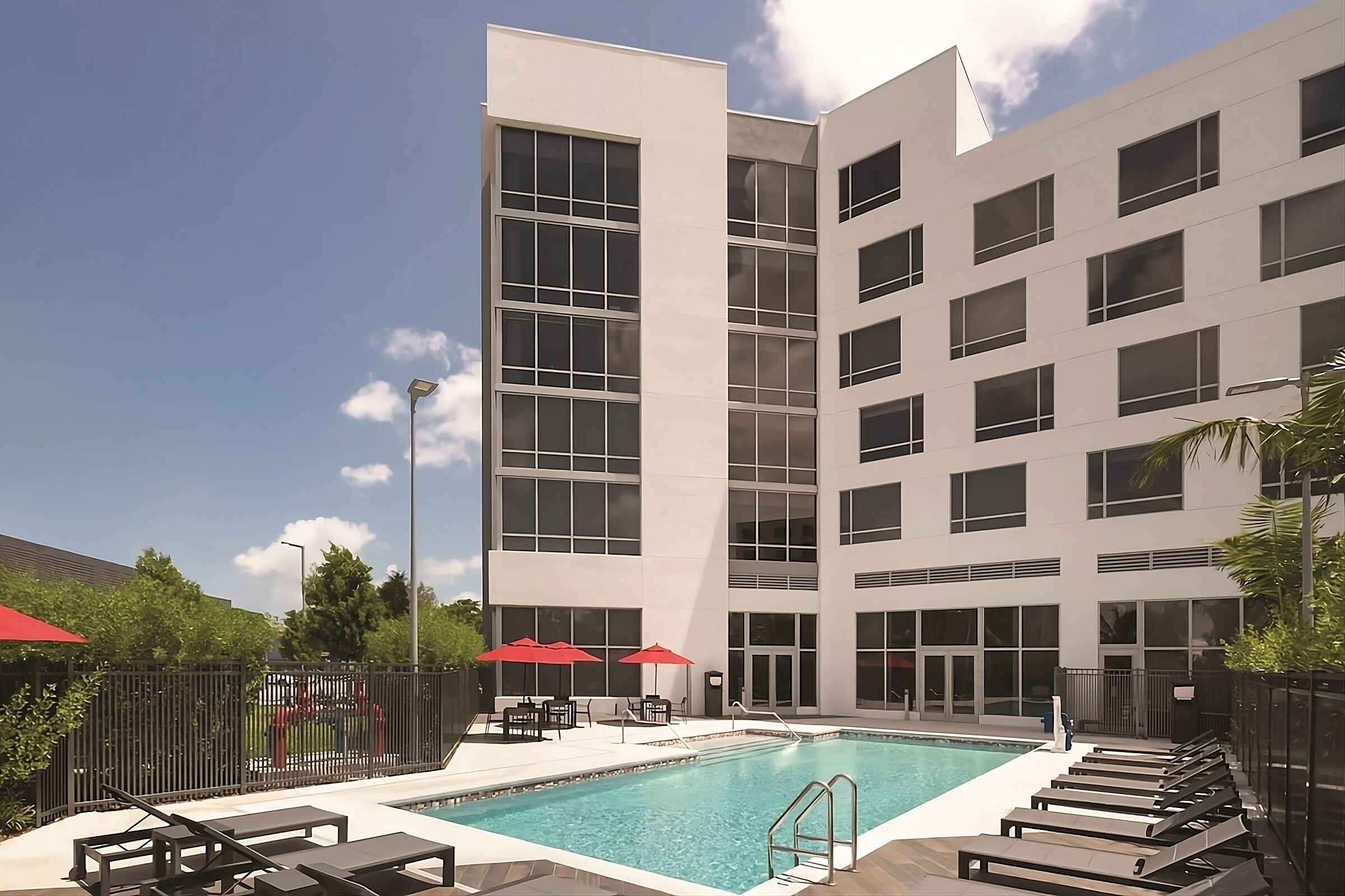 Prime Location! Four Rooms (w/ 2 Queen Beds Each) Free Parking, Outdoor Pool