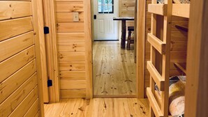 Un intérieur en bois avec une porte donnant sur un espace cuisine.