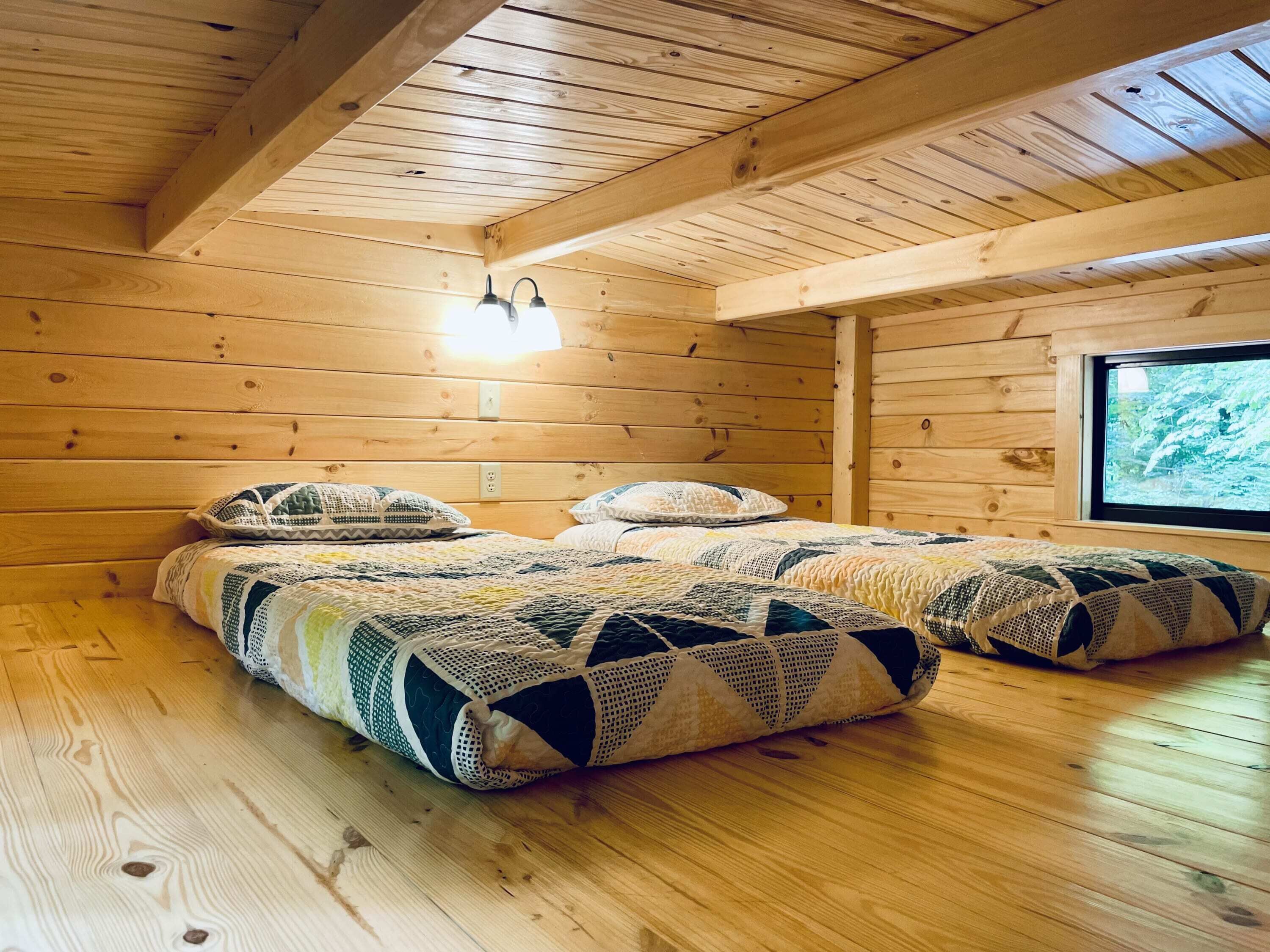 1 bedroom, travel crib, bed sheets