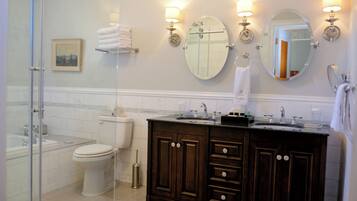 Phòng Deluxe | Phòng tắm | Bồn tắm và buồng tắm vòi sen riêng, bồn tắm ngâm, vòi sen phun mưa