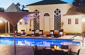 季节性开放的室外游泳池,池畔遮阳伞,日光浴躺椅