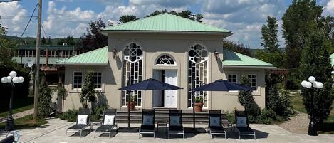 Sezonluk açık havuz, havuz şemsiyeleri, şezlonglar