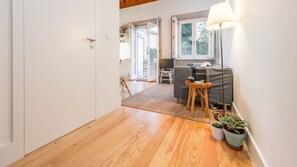 Flatskjerm-TV og bøker