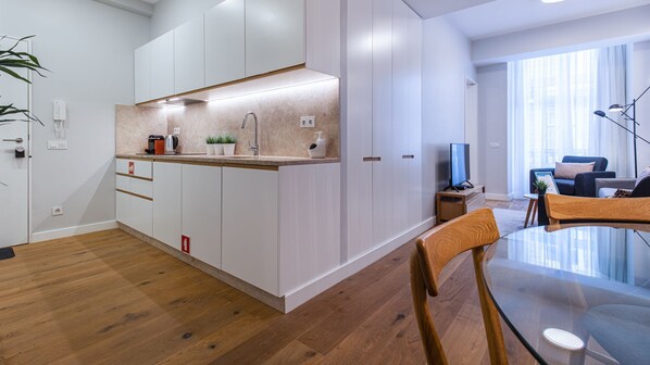 Fridge, microwave, oven, stovetop - Upscale & Modern 2BDR Apartment by LovelyStay (Lisboa)