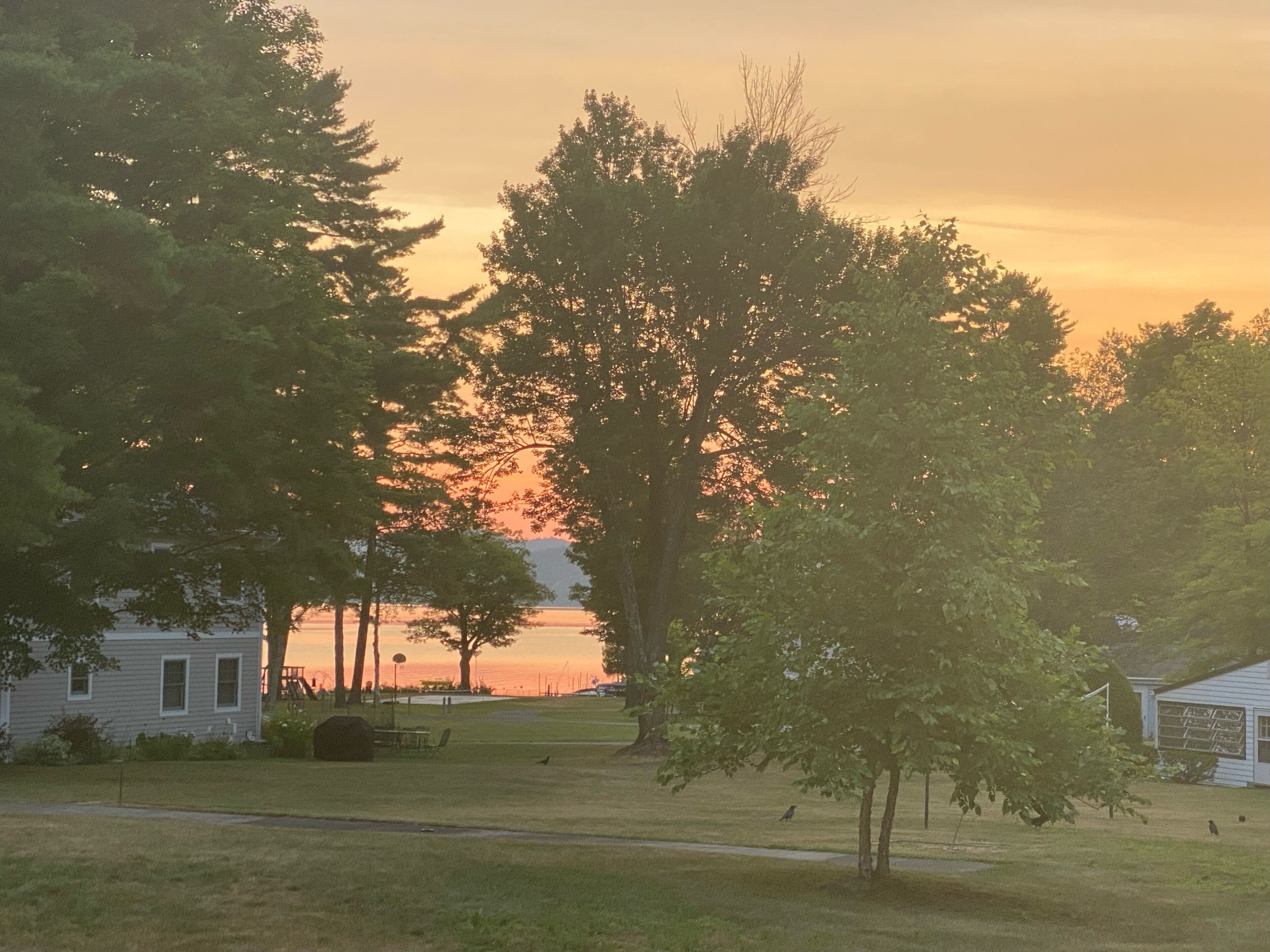 Quaint 2 Bedroom Cottage on Lake George
