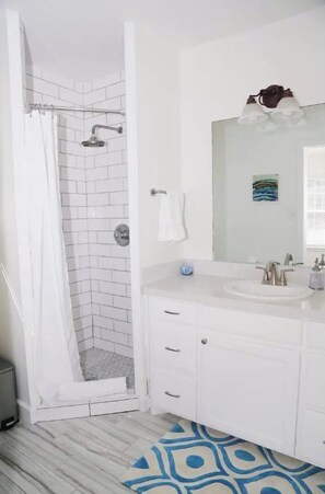 Combined shower/bathtub, hair dryer, towels, soap - Mid-Century Modern Limestone 2/2 Home (Kerrville)