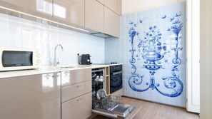 Wasserkocher mit Kaffee-/Teezubehör, Kühlschrank, Mikrowelle, Ofen