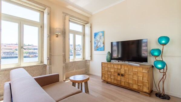 TV - Blue Oporto Home River Front - Ribeira (Vila Nova de Gaia)