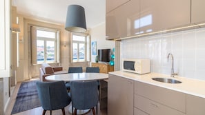 Coffee/tea maker, fridge, microwave, oven - Blue Oporto Home River Front - Ribeira (Vila Nova de Gaia)