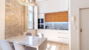 Coffee/tea maker, fridge, microwave, oven - Silver Oporto Home River Front - Ribeira (Vila Nova de Gaia)