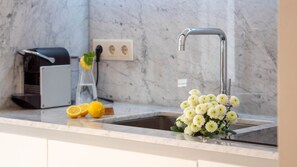 Wasserkocher mit Kaffee-/Teezubehör, Kühlschrank, Mikrowelle, Ofen