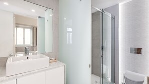 Sèche-cheveux, serviettes fournies