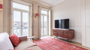 TV - Red Oporto Home River Front - Ribeira (Vila Nova de Gaia)