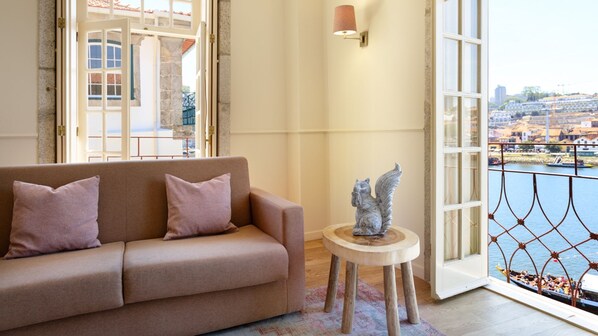 TV - Purple Oporto Home River Front - Ribeira (Vila Nova de Gaia)