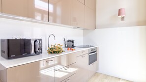 Coffee/tea maker, fridge, microwave, oven