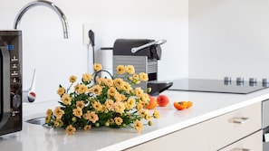 Cafetera y tetera, refrigerador, microondas y horno